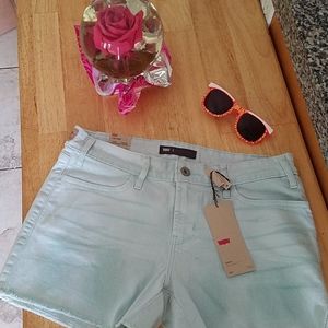 Levi Womans  short size 8 brand new with tags